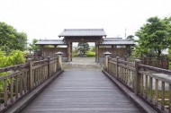 武家屋敷入口に建つ檜の門１